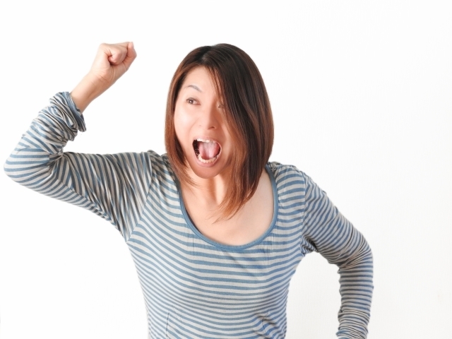 怒る女性