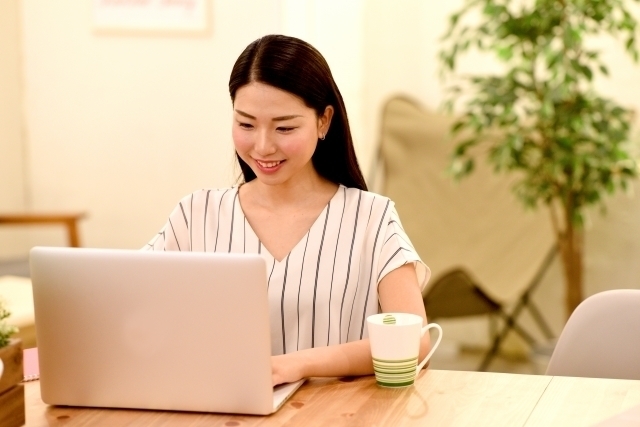 満足な表情の女性